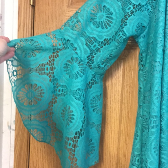 💚 Beautiful Lace Dress 💚 - Picture 3 of 4